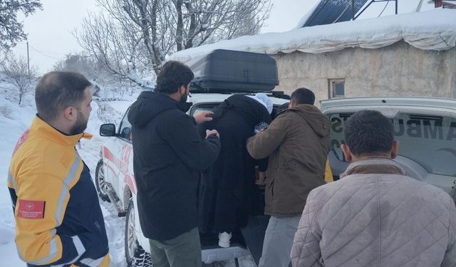 Siirt’te İç Kanama Geçiren Hasta, Ekiplerin Yolu Açmasıyla Hastaneye Yetiştirildi