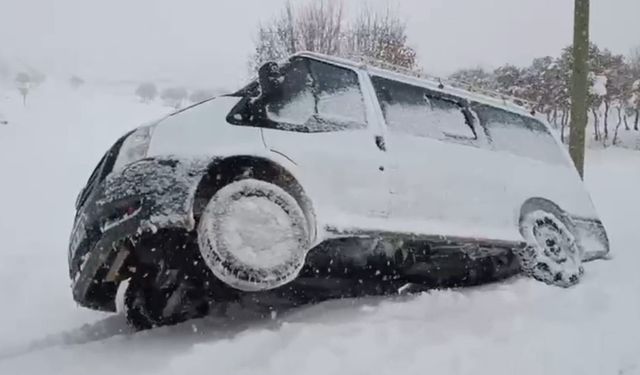 Siirt’te Yolda Kalan Araç ve Ambulans Kurtarıldı