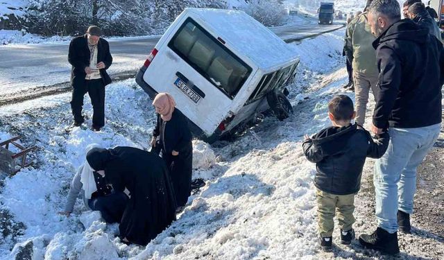 Siirt’te Tır ve Minibüs Devrildi: 4 Yaralı