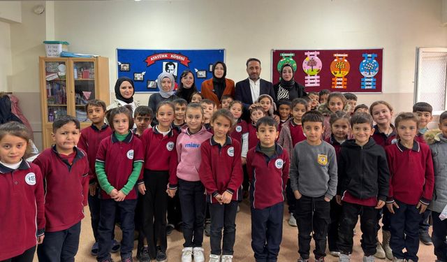 AK Parti Kadın Kolları’ndan Öğrencilere Mont ve Kırtasiye Desteği