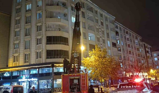 Siirt’te Çatılardaki Kat Kütleleri İtfaiye Ekipleri Tarafından Temizlendi