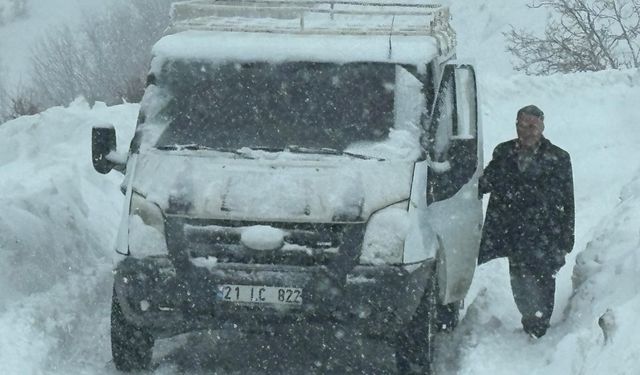 Karda Mahsur Kalan Öğrenci Servisi Kurtarıldı