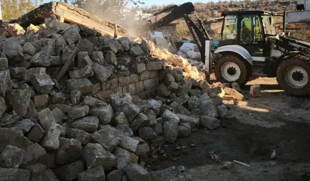 Karabağlar Belediyesi Tehlike Arz Eden Yapıları Ortadan Kaldırılıyor