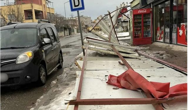 Siirt’te Şiddetli Rüzgâr Reklam Panosunu Yerinden Söktü