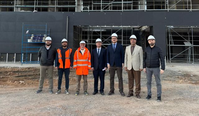 Siirt EAH Başhekimi Prof. Dr. Servet Yolbaş ve beraberindeki heyet, yeni hastane binası çalışmalarını inceledi