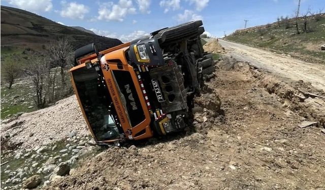 Karayolları’na Ait Kamyon Devrildi: 1 Yaralı