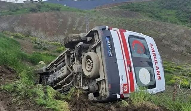 Siirt Pervari’de Ambulans Kazası: Görev Başındaki 3 Sağlık Çalışanı Yaralandı