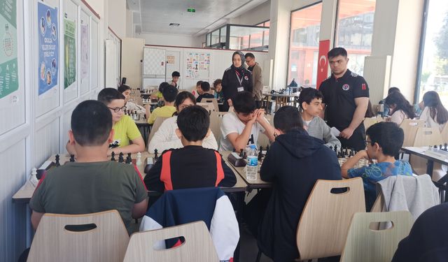 Satranç Turnuvasında Zekâ Hamleleri Nefes Kesti