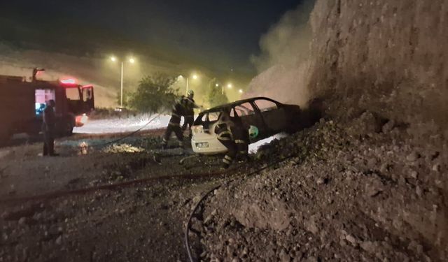 Siirt’te Seyir Halindeki Otomobil Alevlere Teslim Oldu