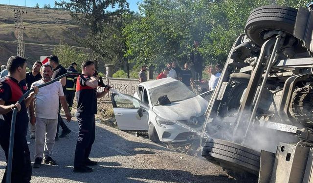 Siirt Kezer mevkisinde kamyon ile otomobil çarpıştı: 4 yaralı