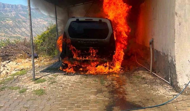 Park Halindeki Araçta Çıkan Yangın Eve Sıçradı