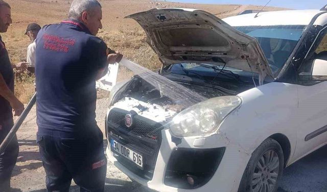 Siirt Çevre Yolunda Seyir Halindeki Araç Alev Aldı