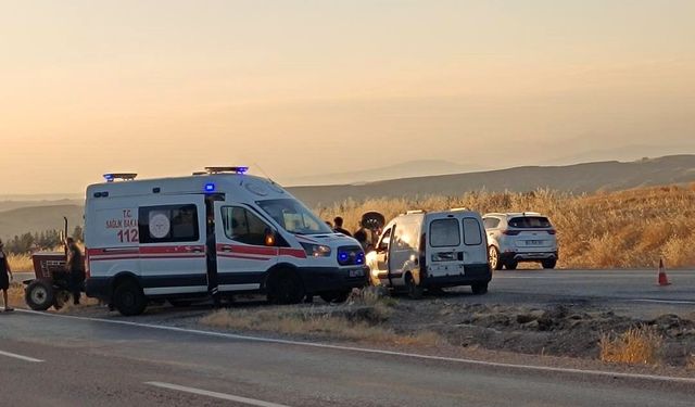 Siirt-Batman Karayolunda Otomobil ile Traktör Çarpıştı: 2 Yaralı