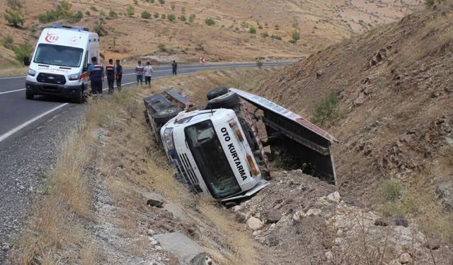 Şirvan’da Kontrolden Çıkan Çekici Şarampole Devrildi: 2 Yaralı