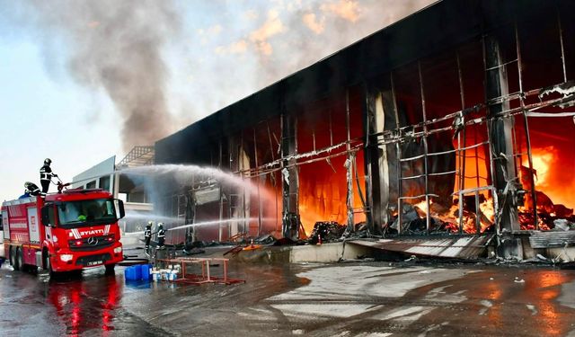 Dev Depo Yangınına Siirt'ten Destek: 2 Araç ve 8 Personel Sevk Edildi