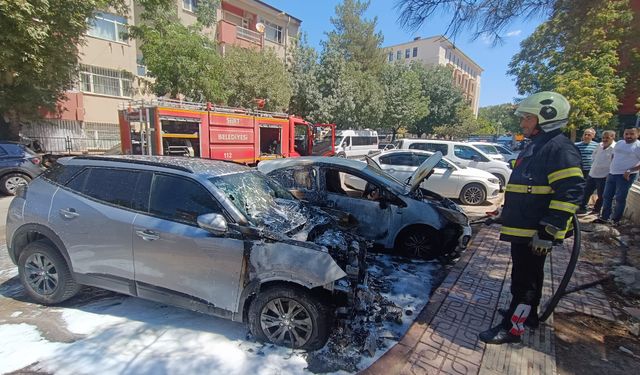 Siirt'te Park Halindeki Otomobil Alev Aldı: Yangın Diğer Araca da Sıçradı