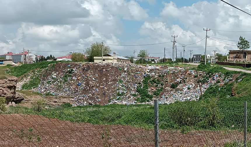 Kurtalan Gözpınar'daki bu çöp yığını sağlığı tehdit ediyor