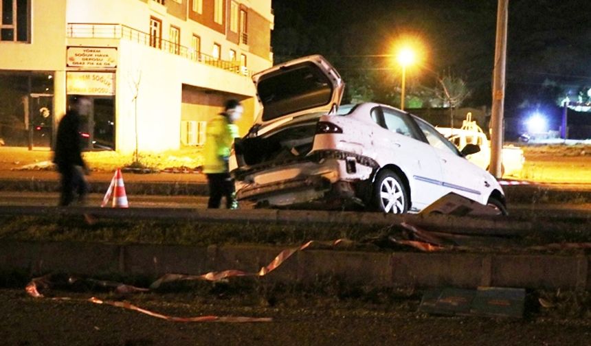 Siirt Baykan'da otomobilin çarptığı direk devrildi, 2 kişi yaralandı
