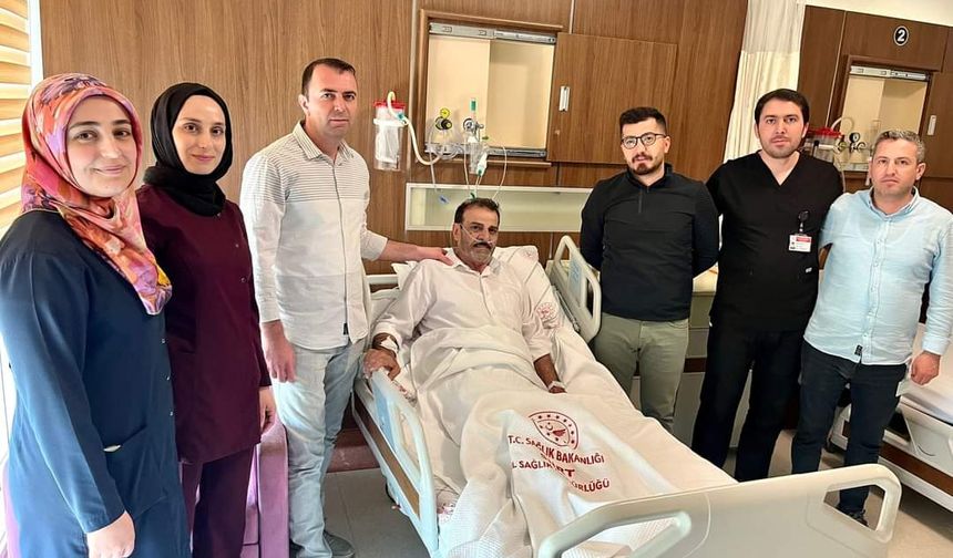Siirt'te karın ağrısı şikayeti çeken hastanın böbreğinden 5 santimetrelik kitle çıkarıldı