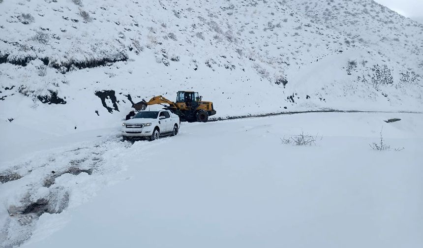 Siirt’te araç sürücüleri kar nedeniyle yolda mahsur kaldı