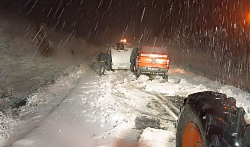 Siirt-Şırnak kara yolunda karda mahsur kalan 10 araç kurtarıldı