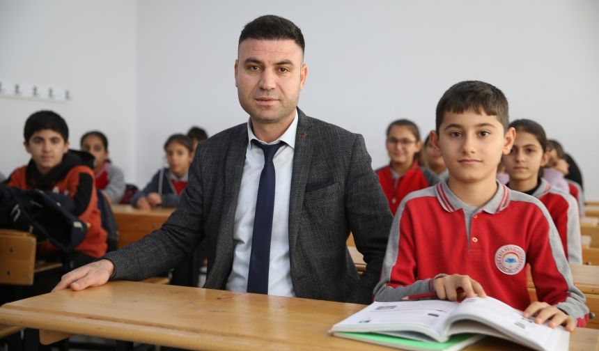 Siirtli Uğur Işık, çocukluk hayalini gerçekleştirerek okuduğu okula müdür oldu
