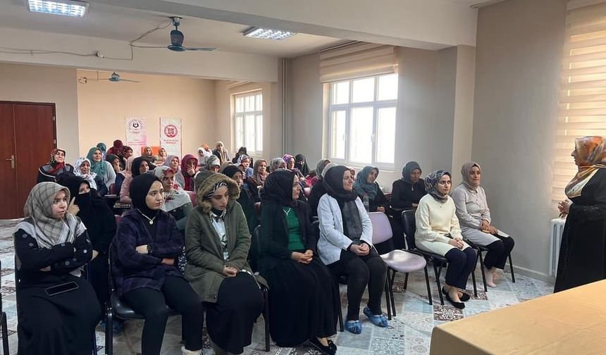 Müftü Pinal, “Aile içi iletişim” konulu sohbete katıldı