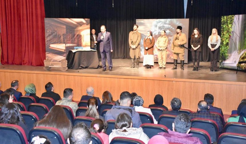 Siirt Belediyesi tarafından düzenlenen ‘Mihenk Taşları’ tiyatro gösterisi büyük ilgi gördü