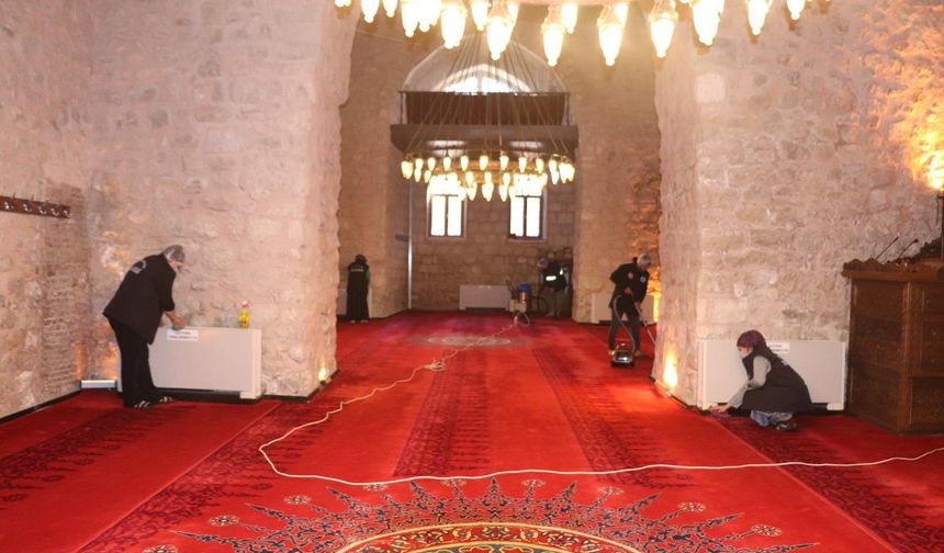 Siirt Belediyesi ramazan öncesi camilerde temizlik seferberliği başlattı