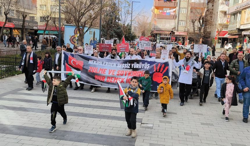 Siirt'te sağlık çalışanları Gazze için "sessiz yürüyüş" düzenledi