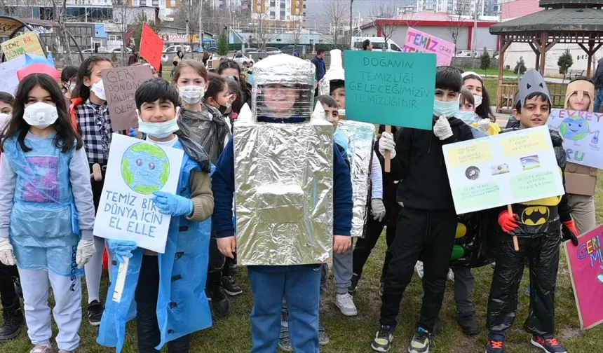 Siirt'te ilkokul öğrencileri geri dönüşüm kostümleriyle çevre temizliği yaptı