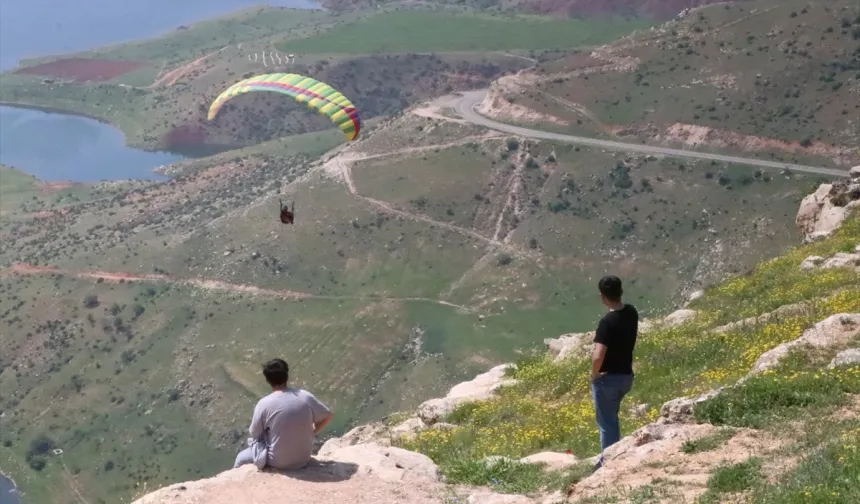 Siirt'te Turizm Haftası'nda yamaç paraşütü heyecanı yaşandı