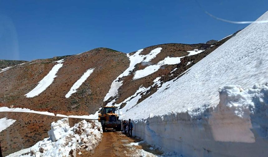 Siirt’te kaya parçaları ve kar yolları kapattı, ekiplerin çalışmaları sonucu yol ulaşıma açıldı