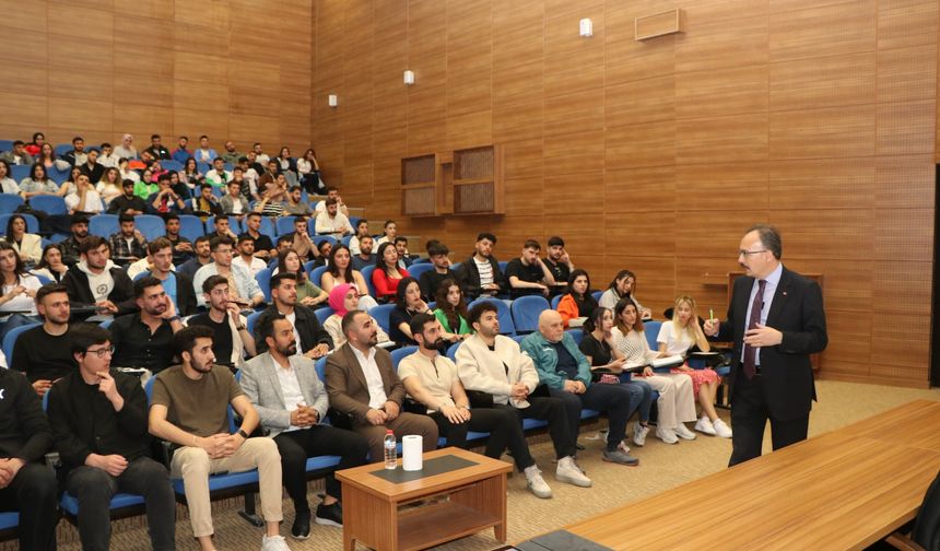 Vali Kızılkaya, Siirt Üniversitesi'nde kariyer sohbetleri programında öğrencilerle buluştu