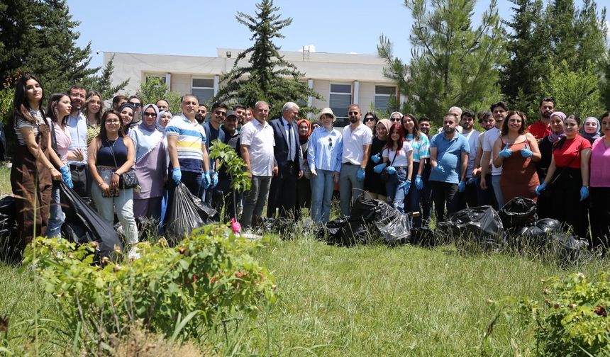 Siirt Üniversitesi öğrencileri çevre temizliği için seferber oldu
