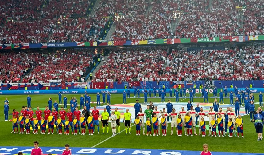 Siirt'te milli maç coşkusu: Türkiye-Çekya karşılaşması dev ekrandan izlendi