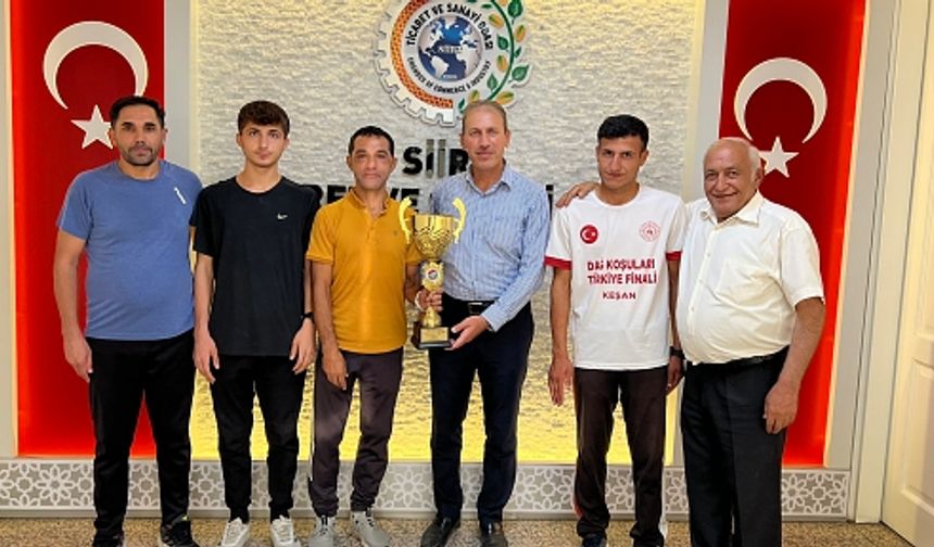 Dağ koşuları finalinde Türkiye 3’üncüsü olan Siirtli sporcular Siirt TSO Başkan Vekili Çalapkulu’yu ziyaret etti