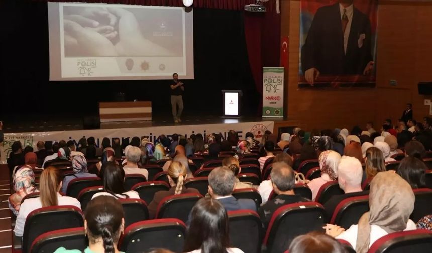 Siirt'te uyuşturucuya karşı anne konferansı