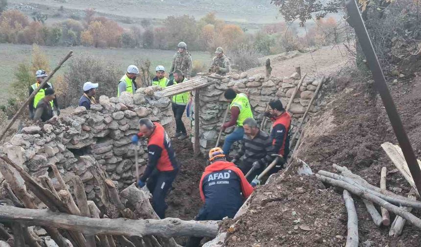 Eruh’ta ahırın tavanı çöktü, 3 küçükbaş telef oldu