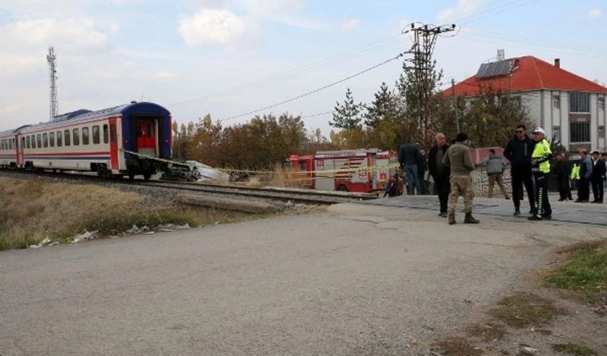 Siirt'in Kurtalan ilçesinde tren ile otomobil çarpıştı: 3 Yaralı