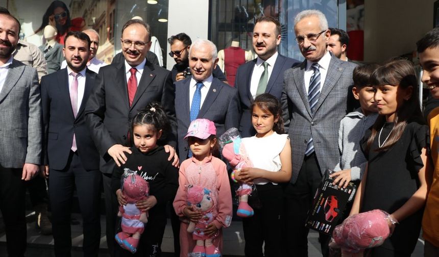 Ulaştırma ve Altyapı Bakanı Uraloğlu, AK Parti Siirt İl Başkanlığı'nda konuştu Açıklaması