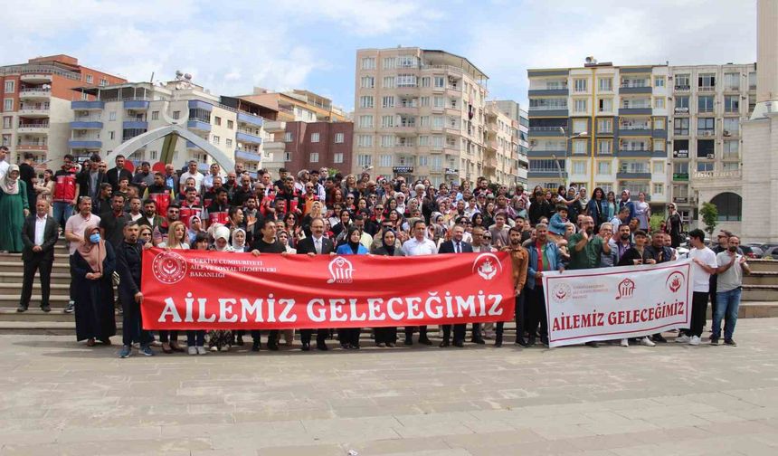 Siirt’te ‘Ailemiz Geleceğimiz’ yürüyüşü düzenlendi