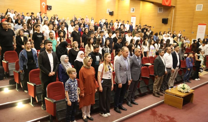 Siirt Lisesi'nden "İçimde Kalan Mısralar"la Duygu Dolu Sanat Gecesi