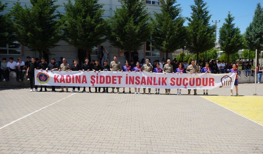 Siirt’te Jandarma–Öğrenci Buluşmasında Hem Eğlence Hem Toplumsal Bilinçlendirme