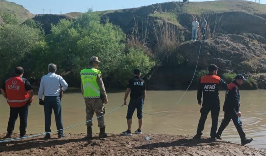 Siirt’te Kezer Çayı’nda 13 Yaşındaki Çocuk Akıntıya Kapılarak Kayboldu