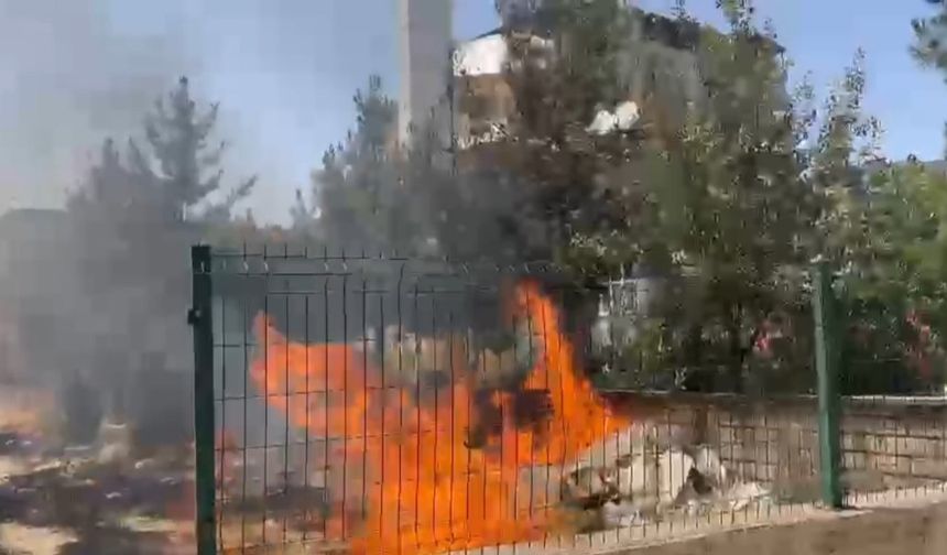 Kurtalan’da lojman bahçesinde çıkan yangın paniğe neden oldu