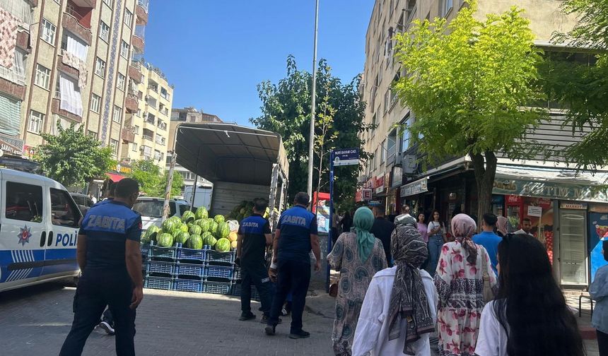 Siirt’te zabıta müdürü ve ekipleri kent merkezinde seyyar satıcılara “göz açtırmıyor”
