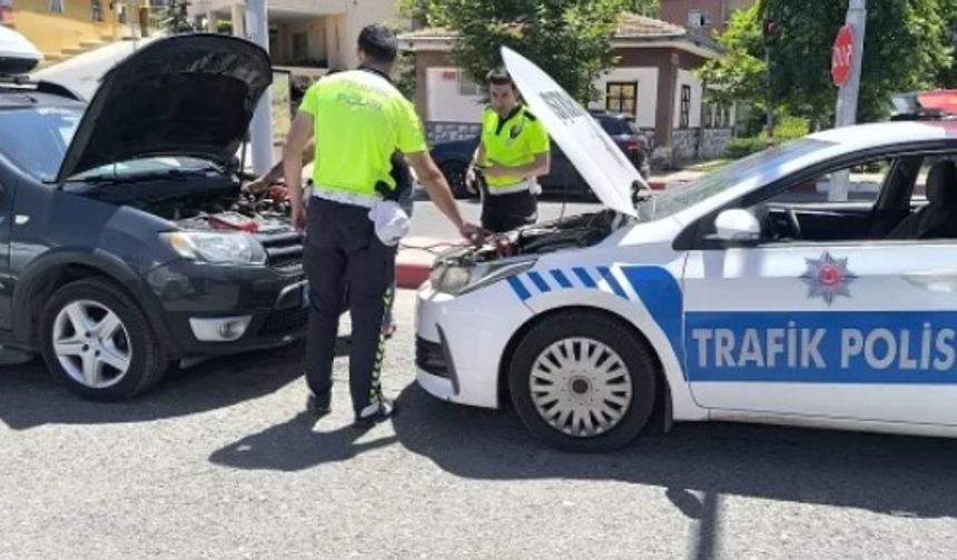 Siirt’te Trafik Polisi Duyarlılığı: Aküsü Biten Aracı Kendi Araçlarıyla Çalıştırdılar!