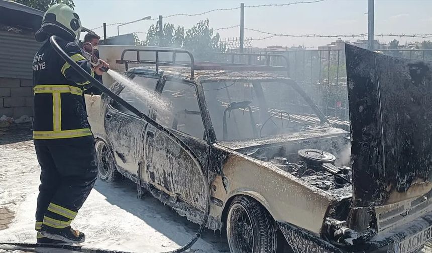 Siirt’te park halindeki otomobil alev aldı