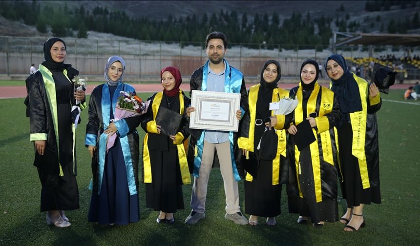 Siirt’te Öğretmen ve Öğrencileri Aynı Törenle Mezun Oldu